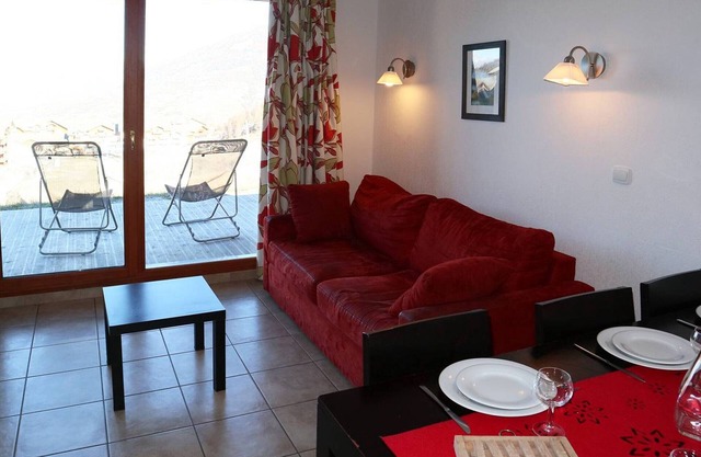 Charming Chalet for 6 in Les Orres 1800 - Pool, Sauna, Hammam, Balcony, Linens Included