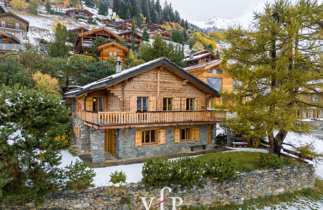 Charming chalet located in Patier, with a south facing terrace offering wonderful views.*Ups