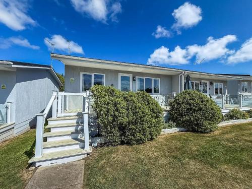 Charming Chalet On A Fantastic Holiday Park In Lowestoft Ref 12077B