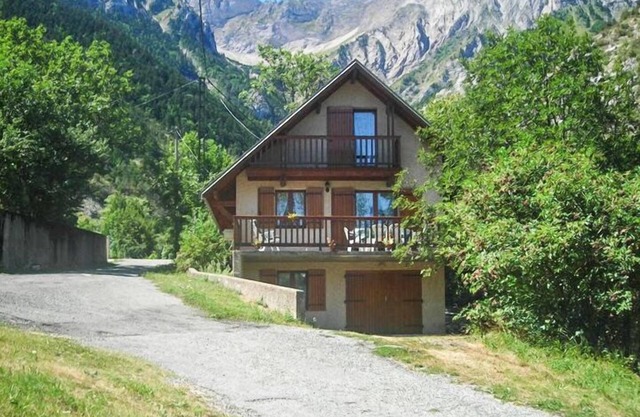 Charming chalet overlooking the mountains, near the Ecrins, 3 bedrooms
