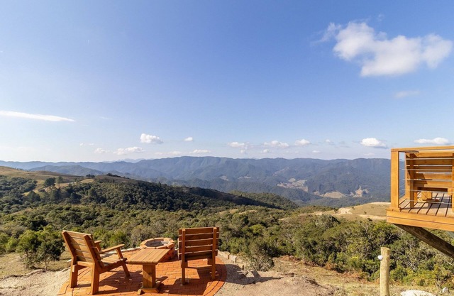 Charming Chalet With Fireplace and hot Tub! Vst044