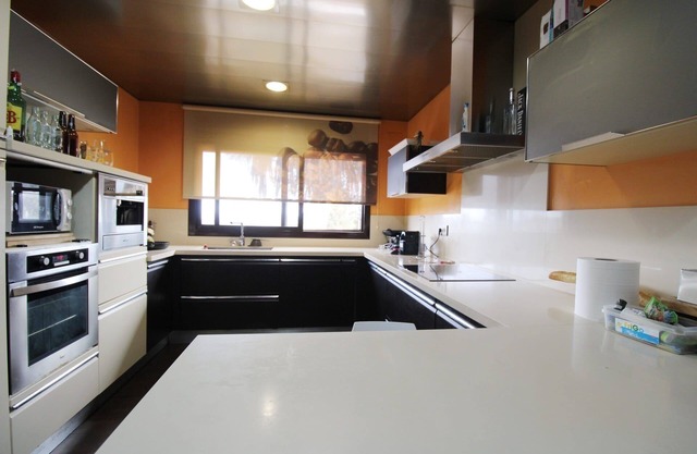 Charming chalet with 4 bedrooms and WiFi, AC in tranquil Albinyana