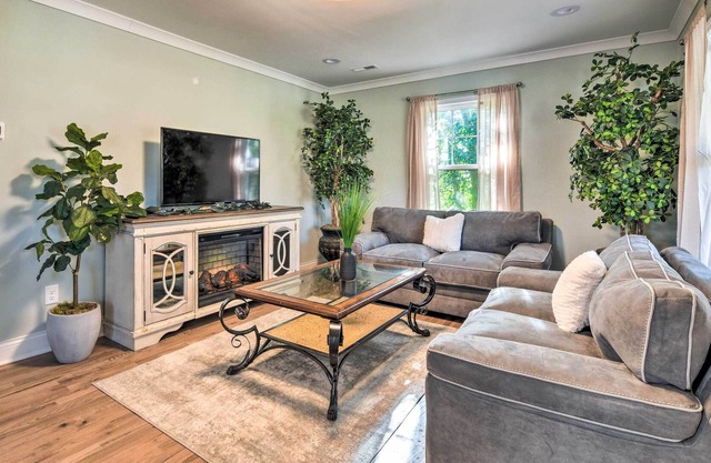 Charming Charlotte Cottage, 2 Mi to Downtown Fun