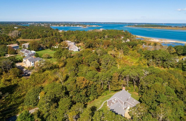 Charming Chatham Home Close to Bassing Harbor!