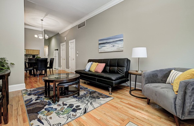 Charming City Center 2BR Townhome Walk To Dining!