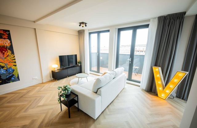 Charming City Penthouse Studio KS