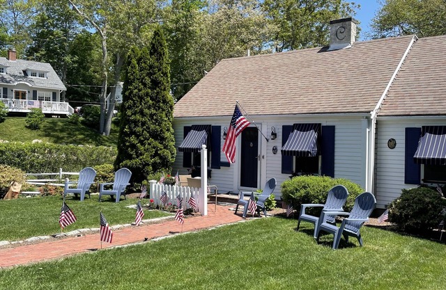 Charming classic Cape Cod home in Centerville village. 1mile to Craigville beach