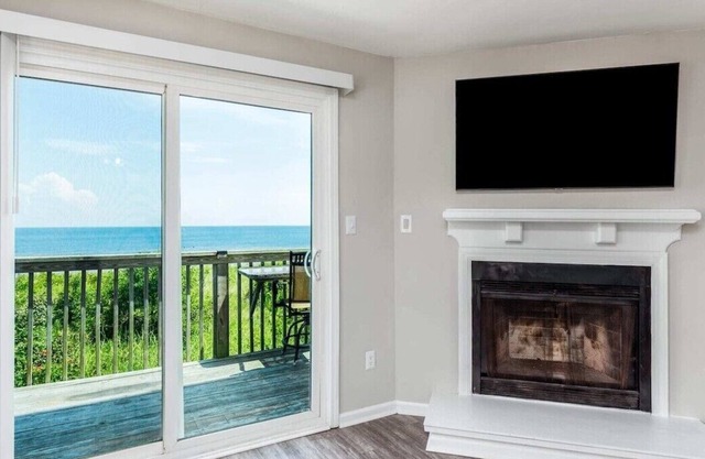 ☀ Charming Coast Waterfront Private Beach Access ☀ | 2 Queen Beds ☀
