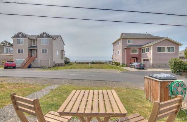 Charming Coastal Cottage w/Ocean View Close to Beach Access & Shopping