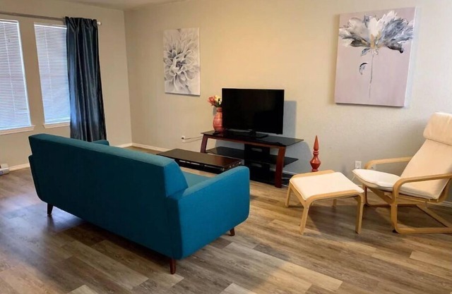 Charming Comfortable Home 30 min of Austin