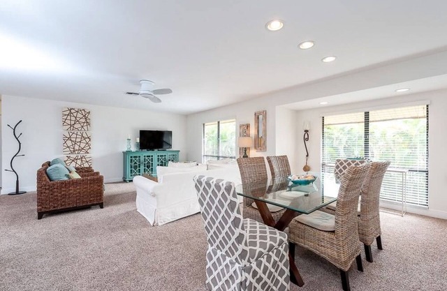 Charming condo located near the beach w/pool, W/D, and internet