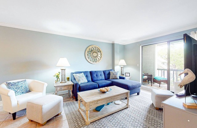 Charming condo near beach & Harbour Town with full kitchen, balcony