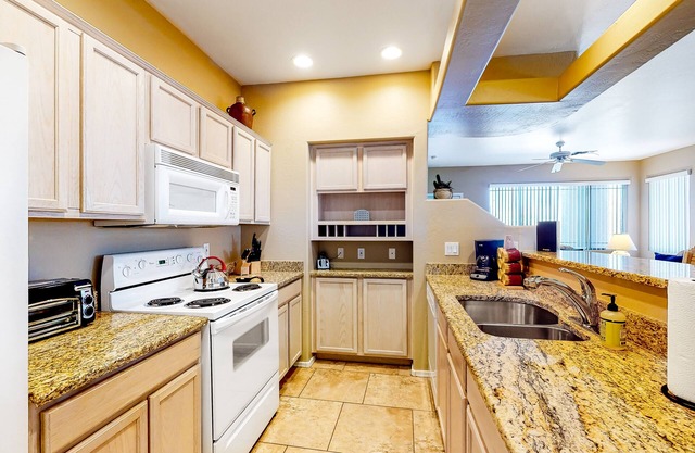 Charming condo with desert views, pool & hot tub
