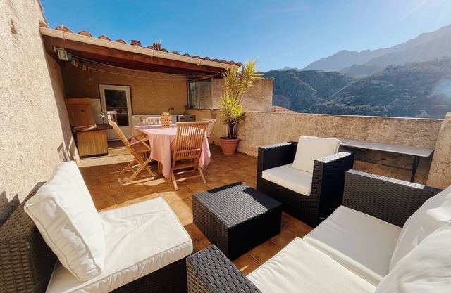 Charming Corsican house 15' from the sea