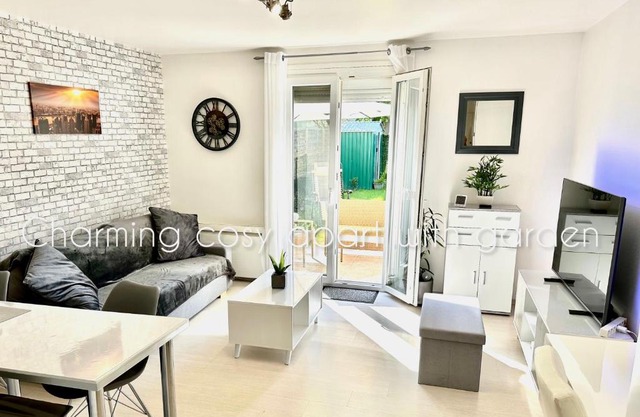Charming cosy apart with garden free parking