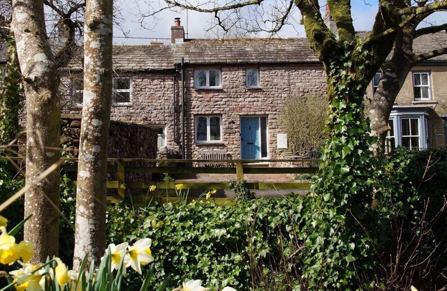 Charming, cosy cottage. Family and dog friendly.