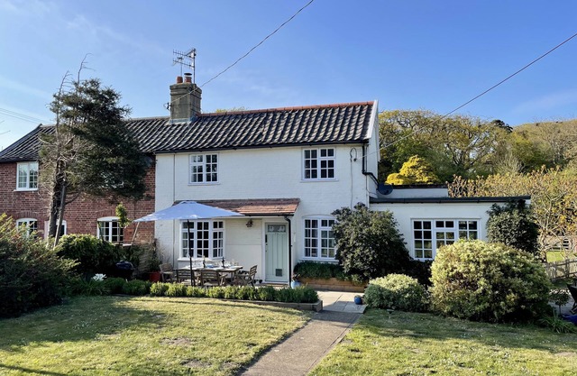 Charming Cosy Cottage, pretty large garden, 10-15 min walk to beach & Southwold