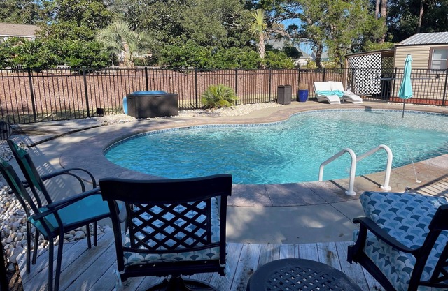 Charming Cottage perfect for Small Family or Girlfriends Get Away with pool!