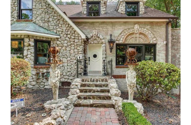 Charming Cotswold Lil’ Castle Close to Uptown Charlotte