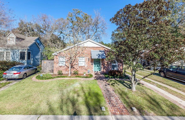 Charming Cottage, 2 mi. from Louisiana State University, restaurants & shopping!