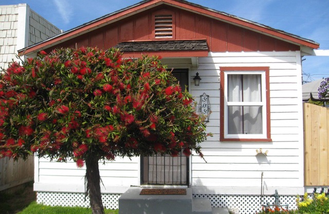 Charming Cottage: 5-minute walk to beach!