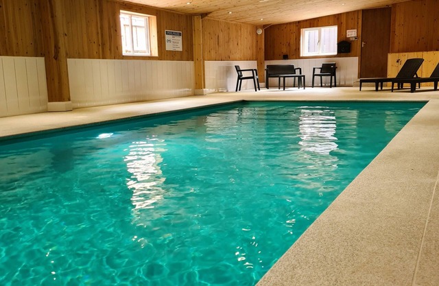 Charming Cottage, centre of the Peak District and Indoor heated swimming pool