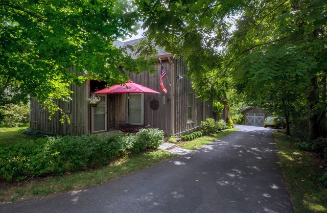 Charming Cottage Conveniently Located In The Heart Of Horse And Bourbon Country