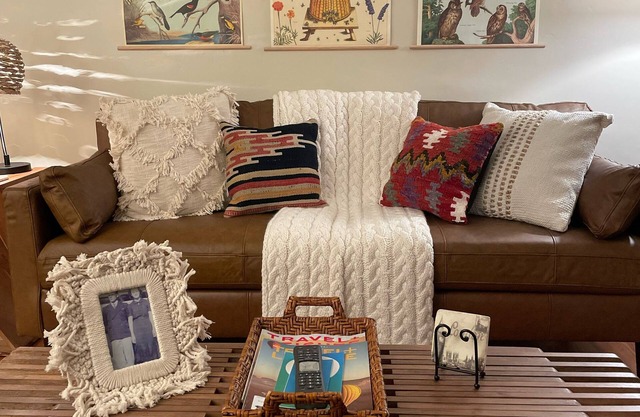 Charming Cottage Five miles from U of A campus