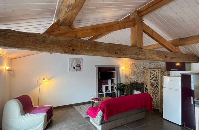 Charming Cottage for 2 in Renovated Barn with Private Terrace, Near Rail Bike Trail