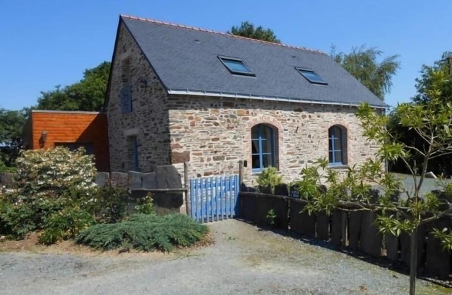 Charming Cottage with Garden, Bikes, and Family Amenities in Quiet Callac