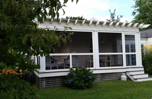 Charming Cottage Getaway, 5 minutes east of Bellport Village
