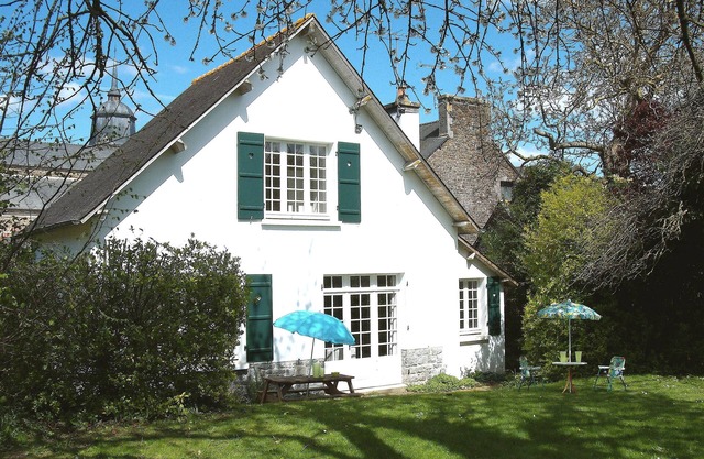 Charming Cottage in the centre of a village with a Large Secluded Garden