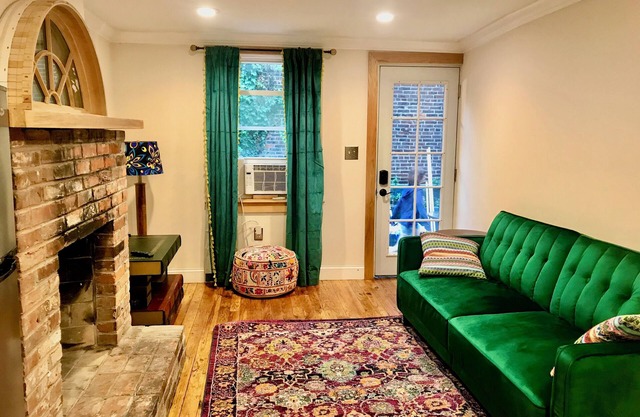 Charming cottage in Ave of the Arts -Center City