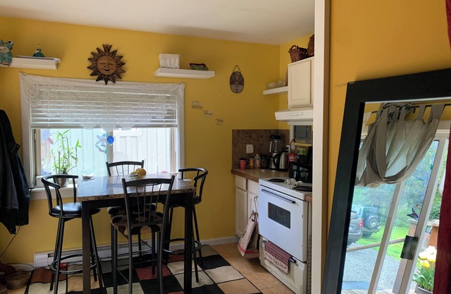 Charming cottage in beautiful Nanaimo Kitchen AC, WiFi on the Nanaimo River