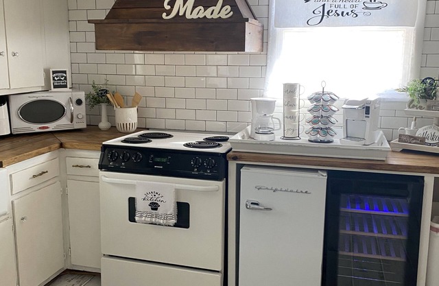 Charming cottage in Girard with WiFi and AC - perfect getaway