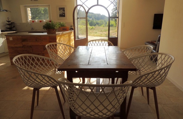 Charming cottage in stone farmhouse in the heart of the vineyards in the Luberon