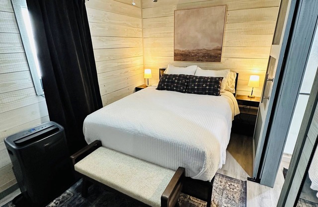 Charming cottage in Springtown, TX with AC and WiFi. Enjoy your stay