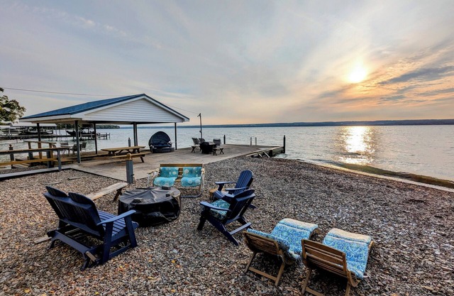 Charming Cottage LITERALLY on Lake -Pet Friendly with Guest Cottage