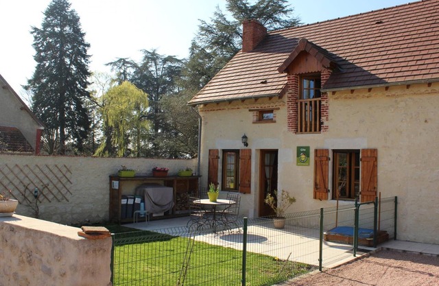 Charming Cottage near St Pourçain - Renovated, Fireplace, Terrace, Pet Friendly