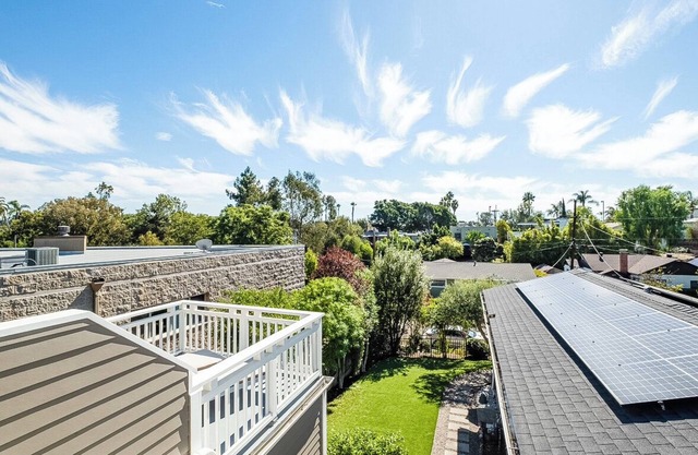 Charming cottage near Adams with rooftop deck