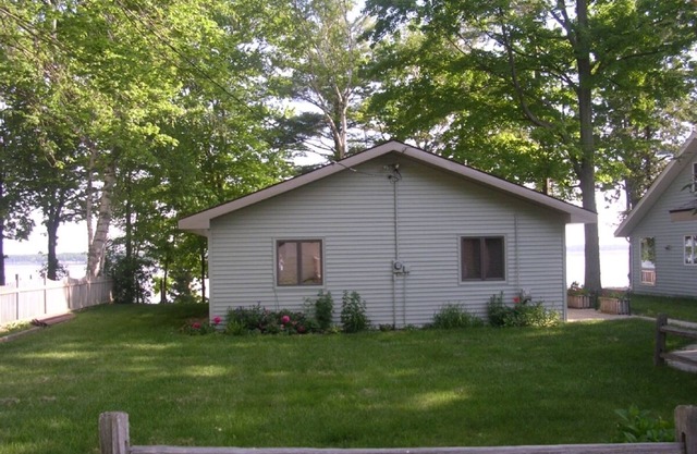Charming Cottage on Sandy Beach with Beautiful Lake Views from Large Deck