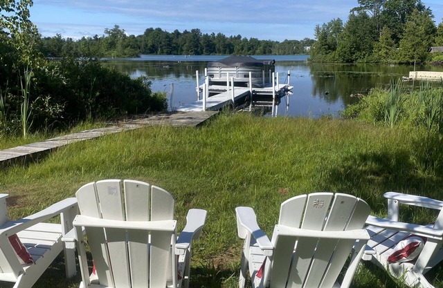 Charming Cottage on Elk River in Elk Rapids – Your Summer Getaway Awaits!