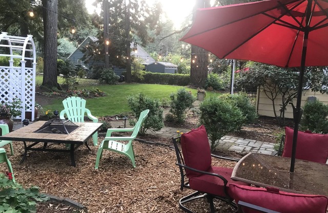 Charming Cottage - park like setting