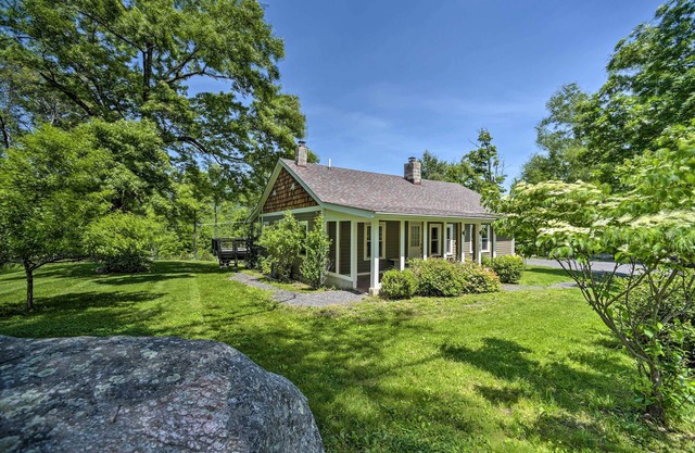 Charming Cottage w/Deck: Mtn + Lake Views!