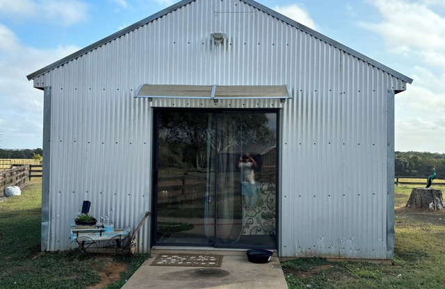 Charming cottage with WiFi and AC in tranquil Roundtop area.