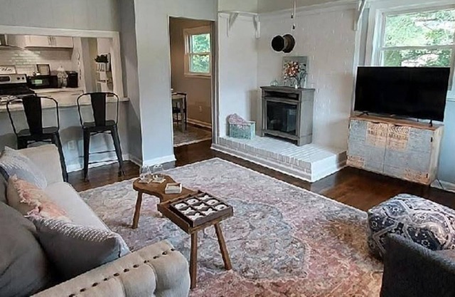 Charming Cottage - Whole House, 3 Bed, 1 Bath