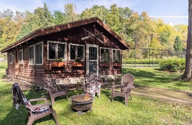 Charming cottage w/private tennis court on Skaneateles Lake