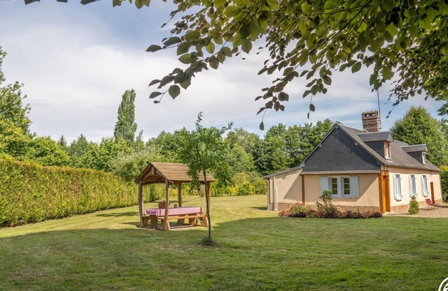 Charming Cottage with Garden, Fireplace, and Modern Amenities in Scenic Village Near Beauvais