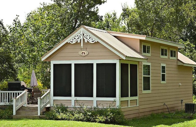 Charming Cottage with Screened in Porch