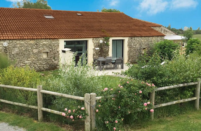 Charming Cottage with Private Spa, Heated Pool, and Fishing Dock, Ideal for Families and Pets